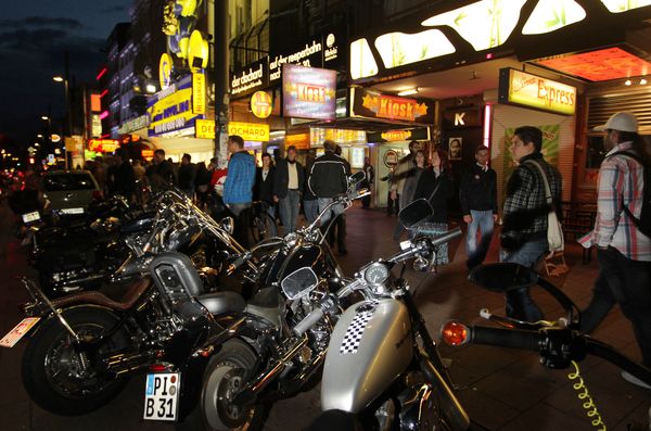 HarleyHH2011   274.jpg - Hamburger Harley Days 2011, Harley Davidson, Reeperbahn, bike, bikes, Motorrad, Fans, Zuschauer, Besucher, Gaeste, St. Pauli,  *** Local Caption *** copyright:Henning AngererGneisenaustrasse 1820253 HamburgTel 0175 244 32 72henning.angerer@hanse.netBankverbindung:Santander, BLZ 200 101 11, Konto-Nr. 22 63 63 63 00